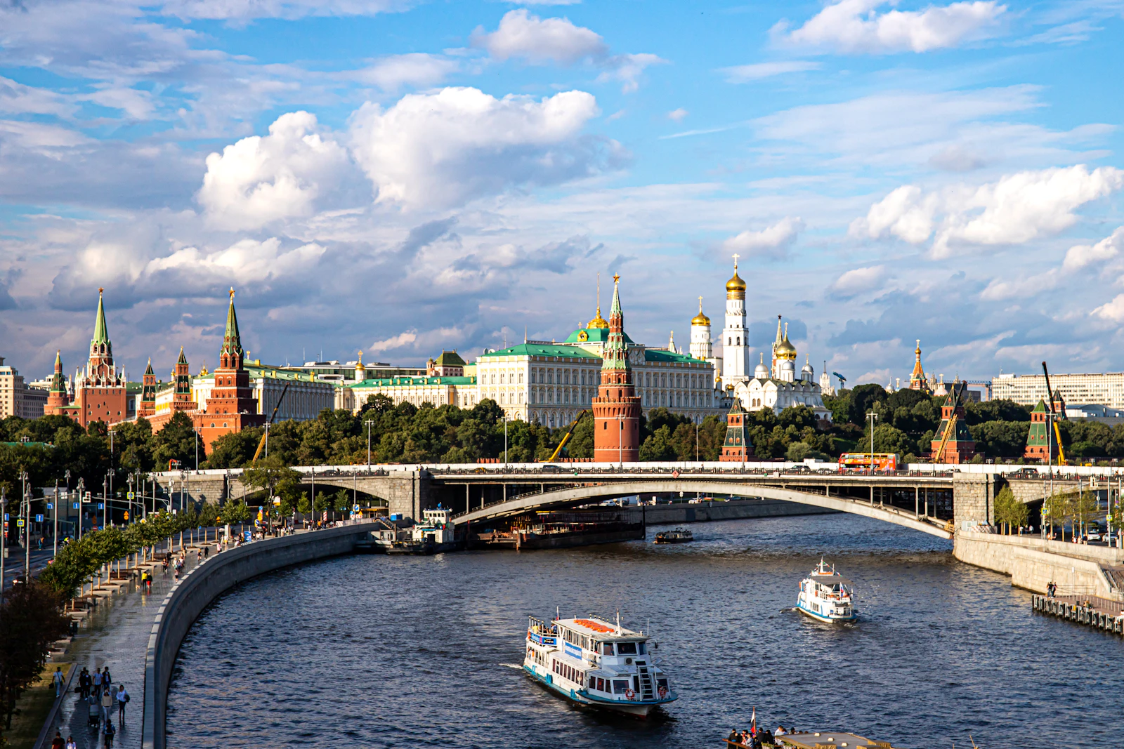Кремлёвская набережная и теплоход на реке