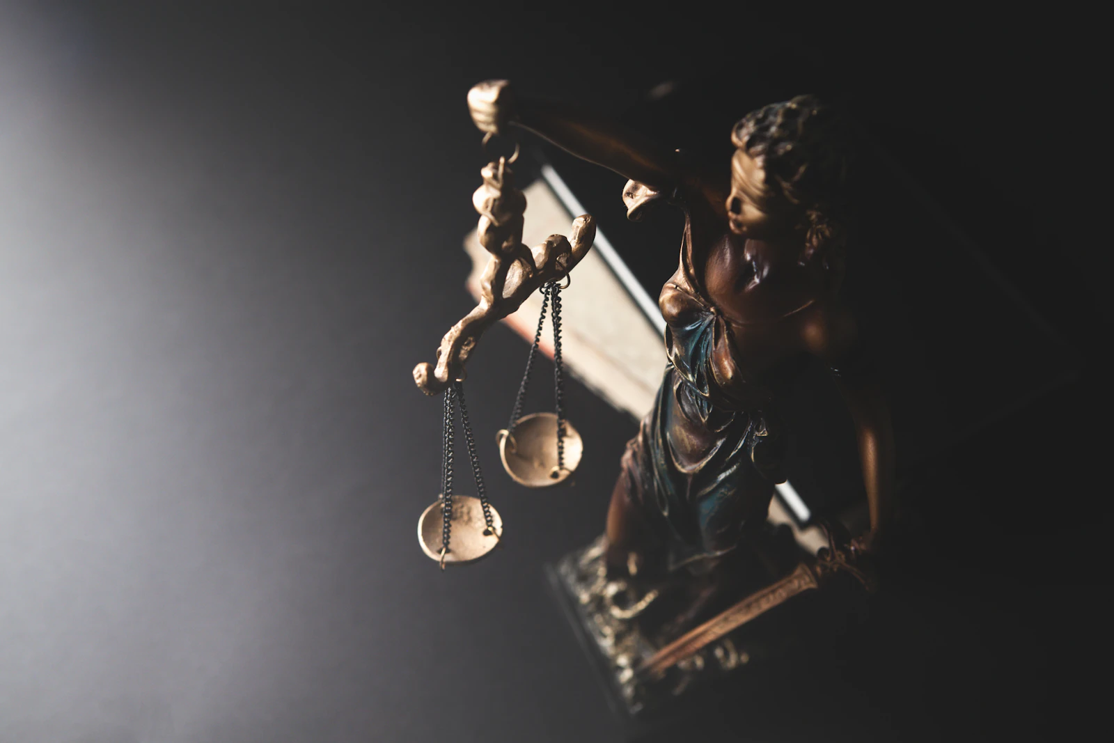 Весы правосудия в полумраке